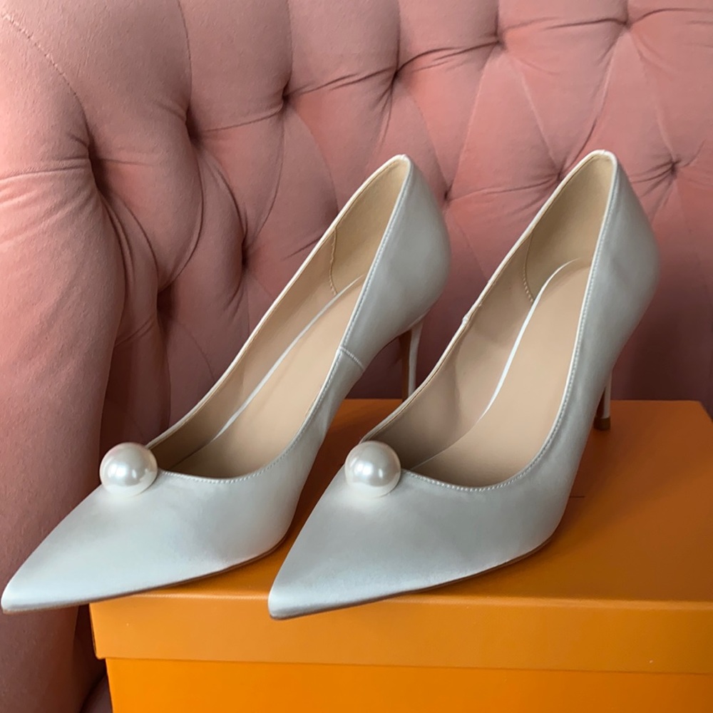 elegant white shoes in size 7
